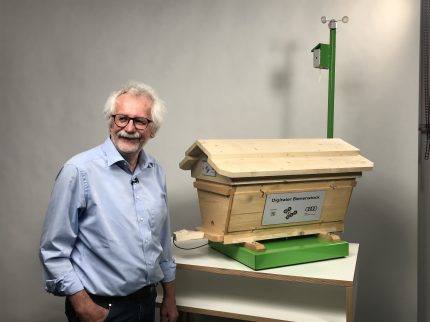 2019-05-18 we4bee-TBH mit Mast + Prof. Jürgen Tautz - Foto von Claudia Leikam