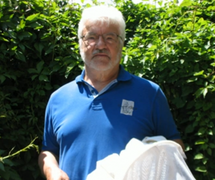 Ingenieur und Imker Hans Neumayr